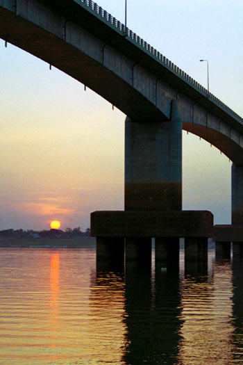 あちらこちらで見られるメコン川の夕日
