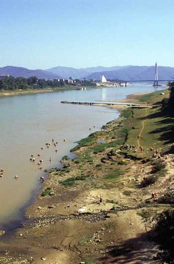 川幅が狭い雲南のメコン川