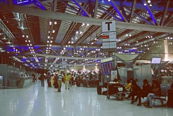 24時間運行の出発フロア